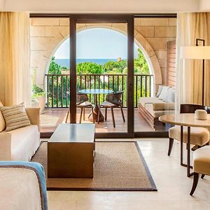Deluxe Partial Sea View Guest room 1 King Balcony